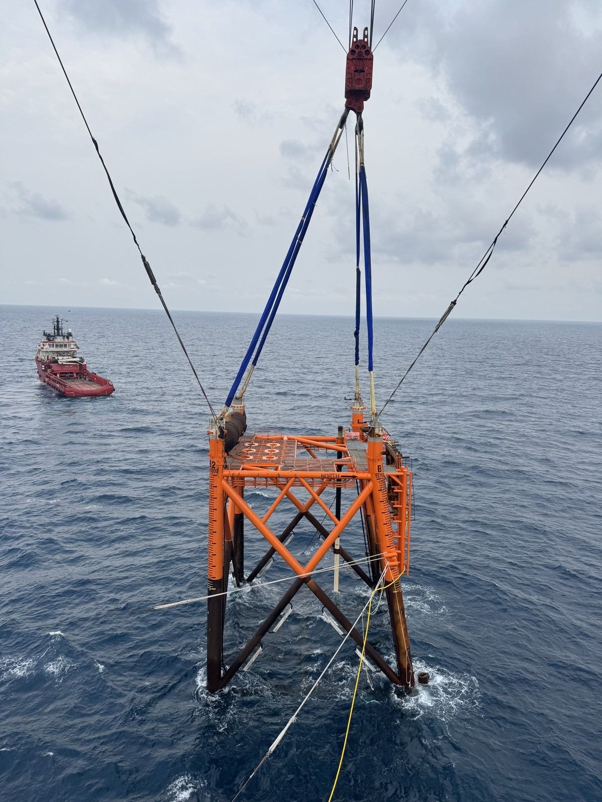 Jacket being lifted offshore on matched synthetic slings