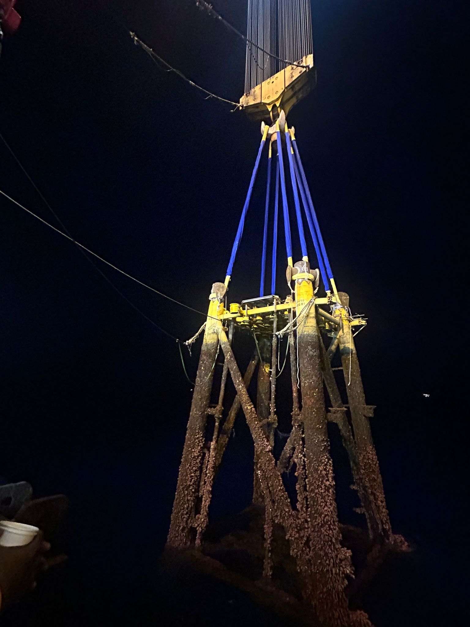 Wellhead platform jacket lifted clear of the water on four NXRS round slings