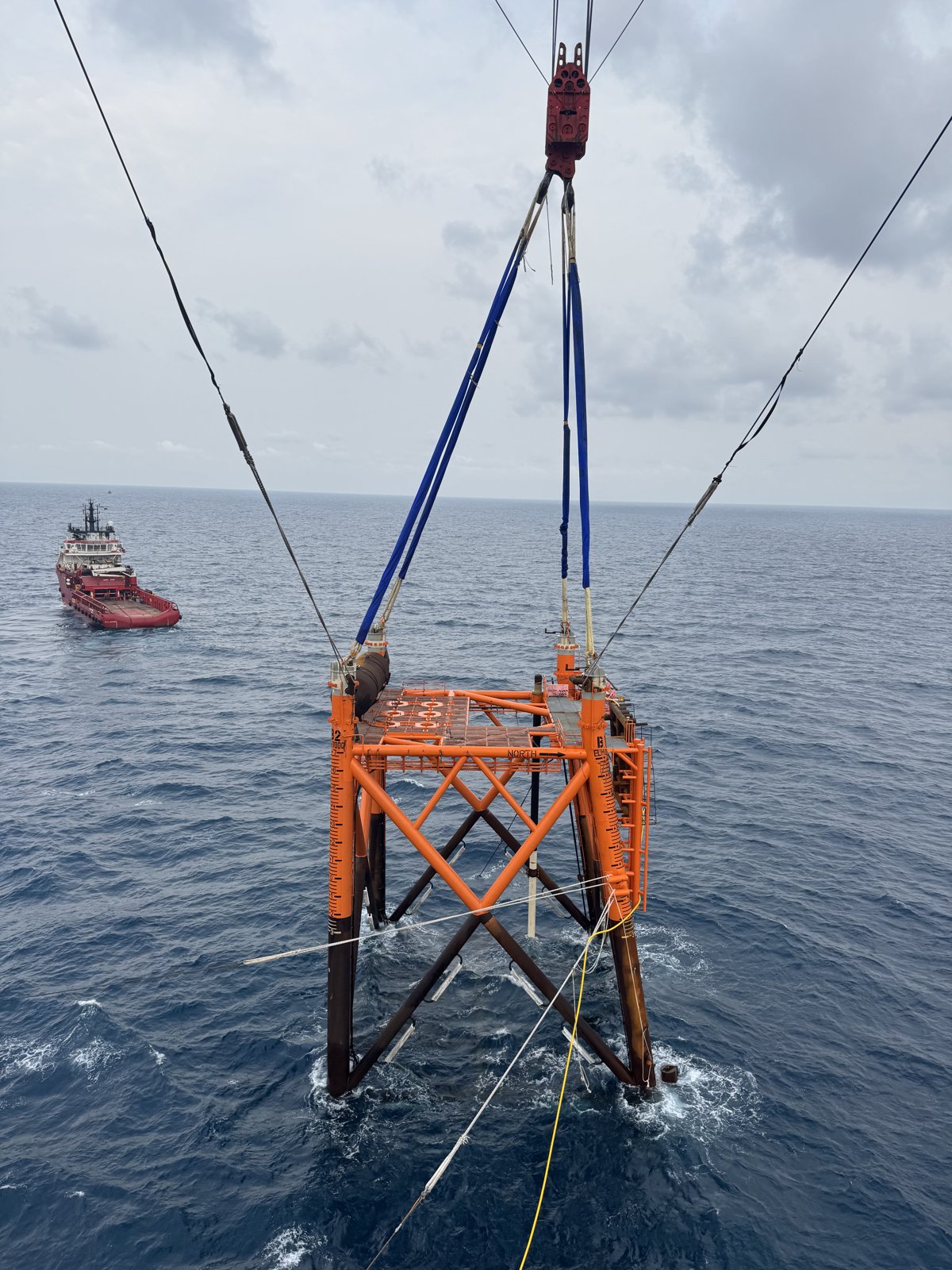 Jacket lowered to the seabed on a pair of NXRS round slings after upending
