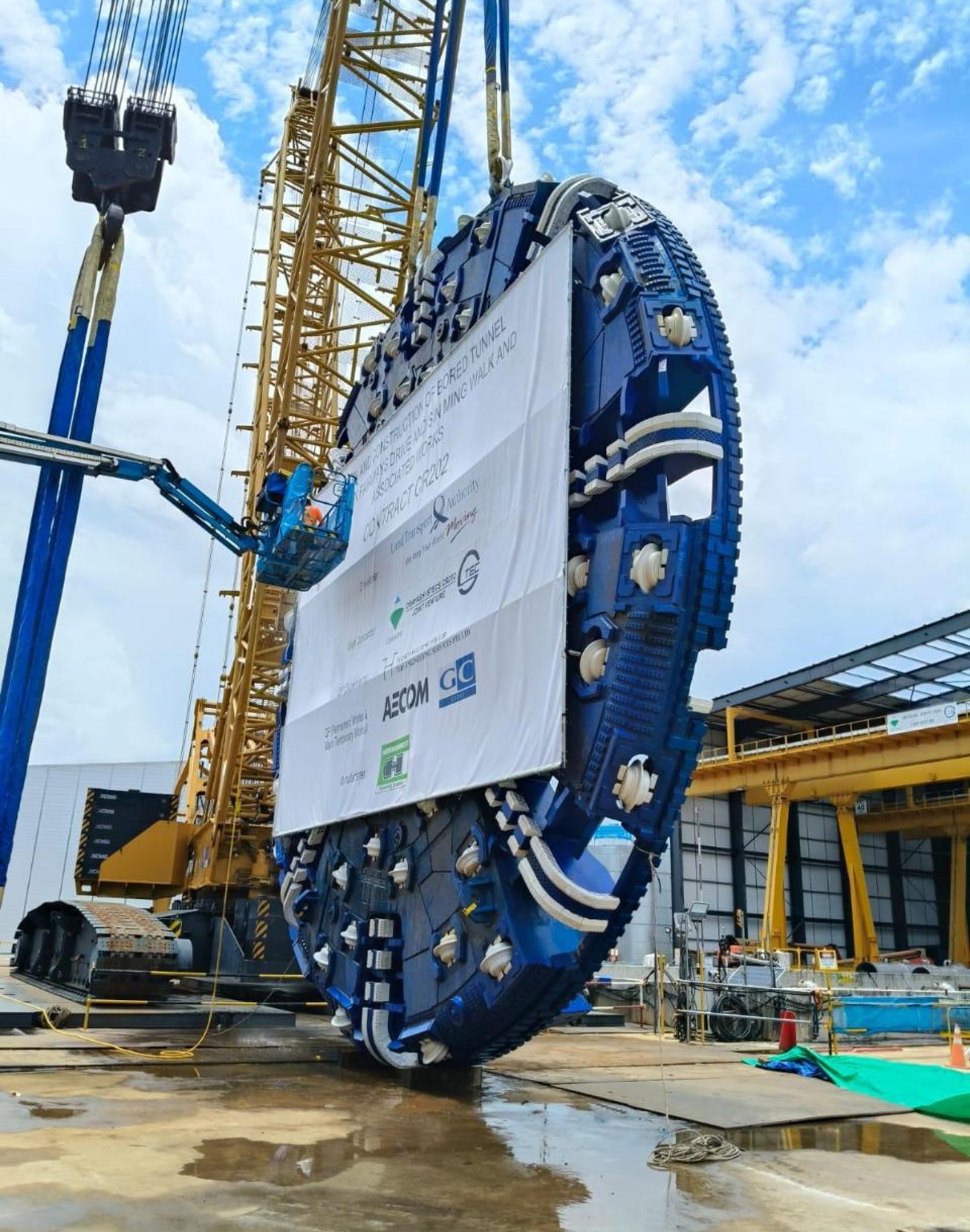 Tunnel boring machine cutterhead lift