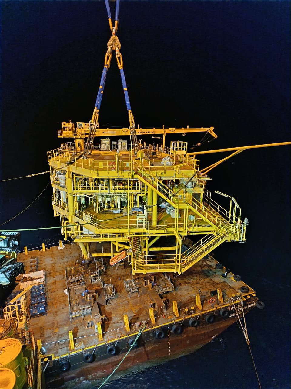 Wellhead platform topside lifted from the barge on NXRS round slings